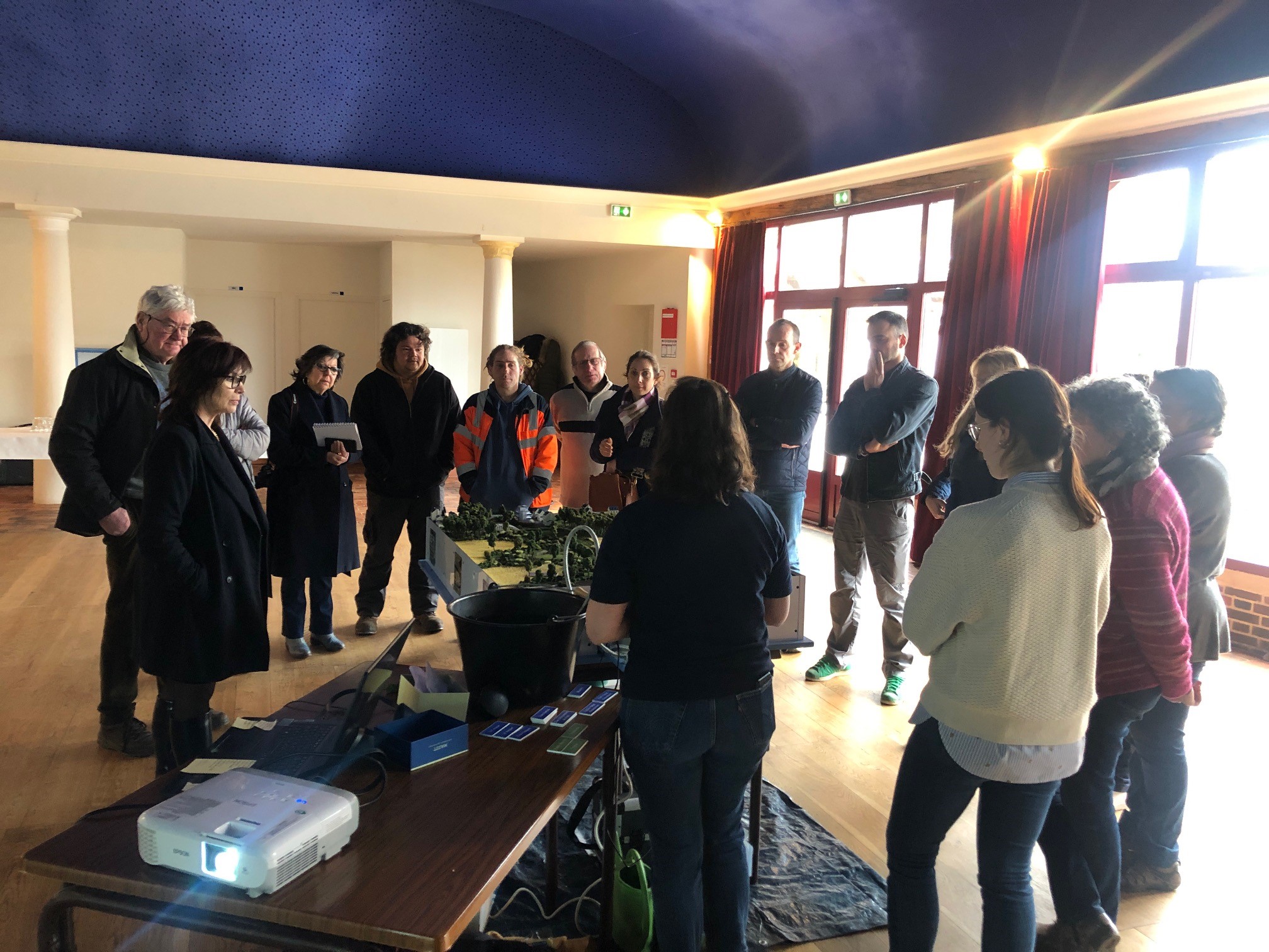  L'EPAGE du Bassin du Loing présentant la maquette aux élus, conseillers municipaux et agents communaux présents