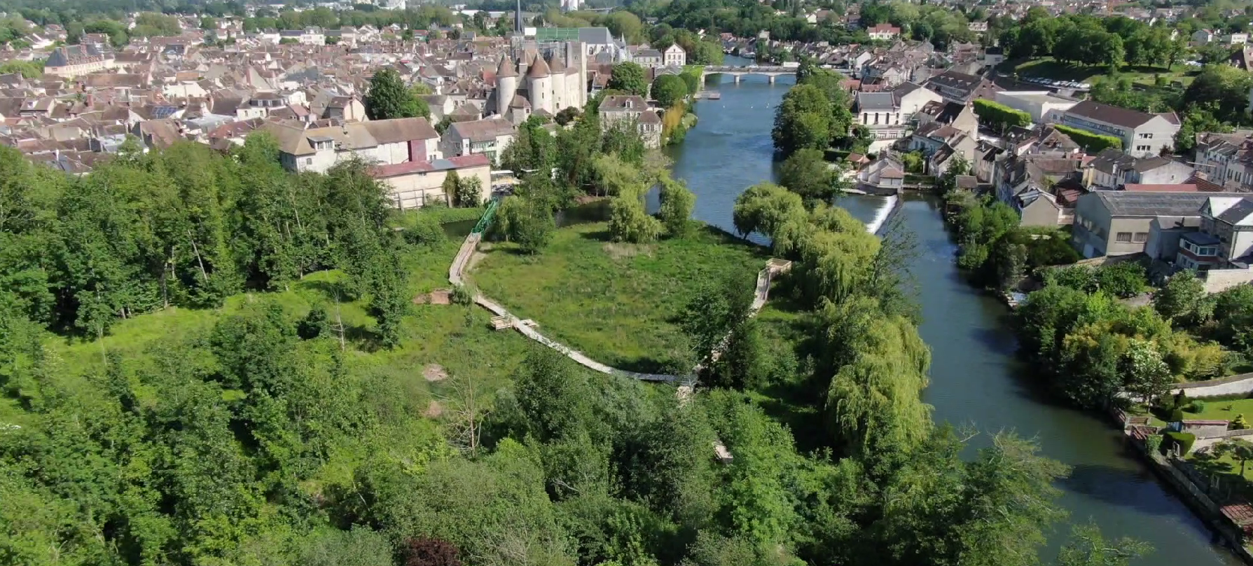 Vue aérienne de l'Île du Perthuis à Nemours (77)