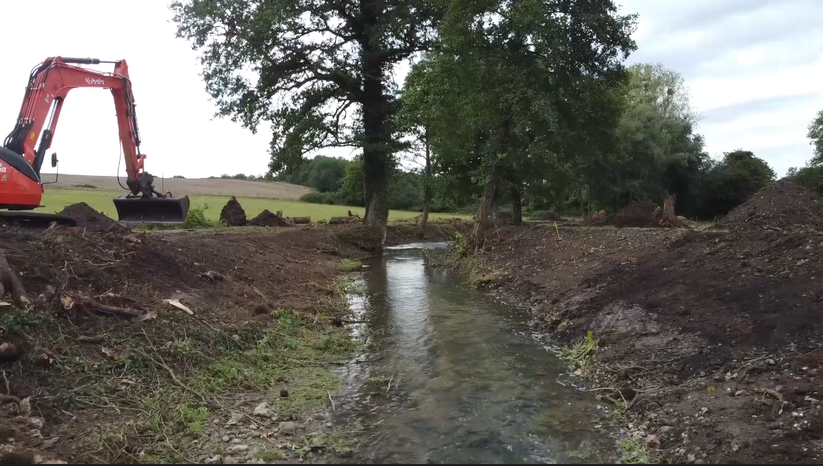 Retalutage des berges d'une pente de 1m pour 3m sur le tronçon T01