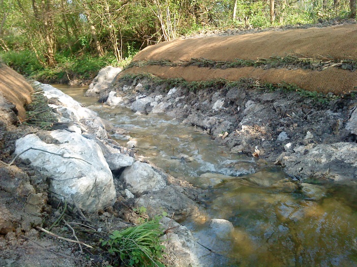 Restauration de la continuité écologique et morphologique de la Bezonde à Quiers en 2008