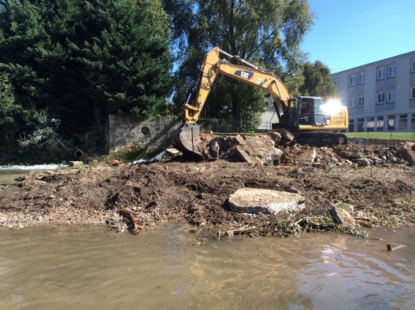 Destruction du déversoir latéral