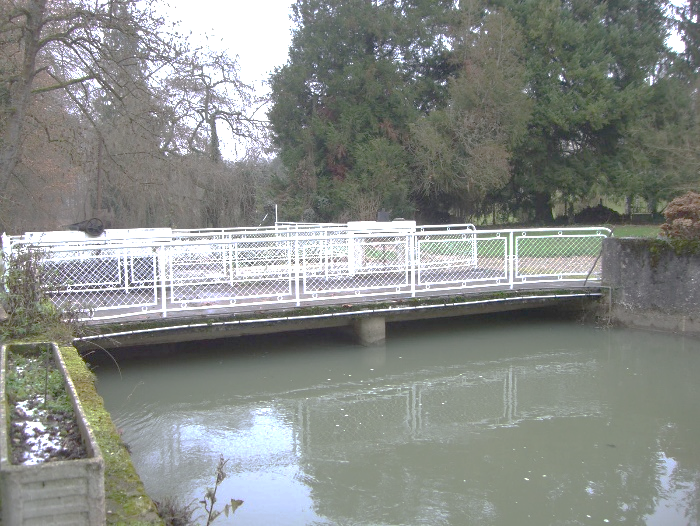 Passerelle et vannage du Moulin du Bout avant travaux