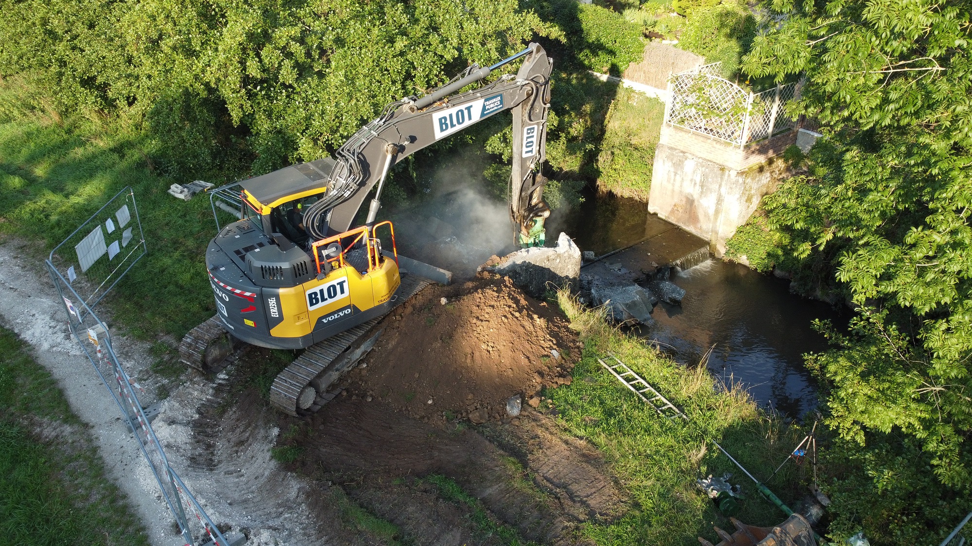 Le barrage du Gué Perreux pendant sa suppression - 23/08/2023