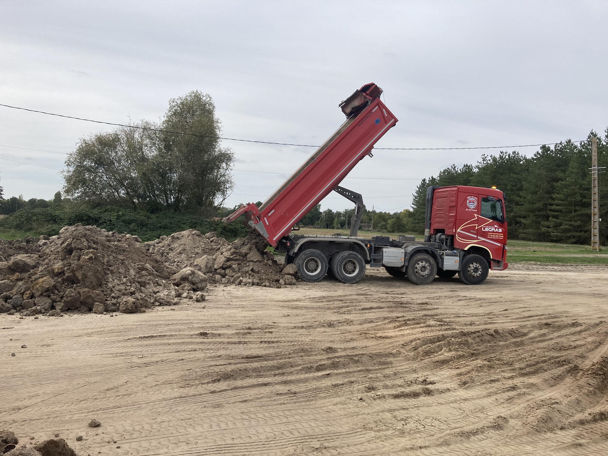 Le 6x4 déchargeant les matériaux 