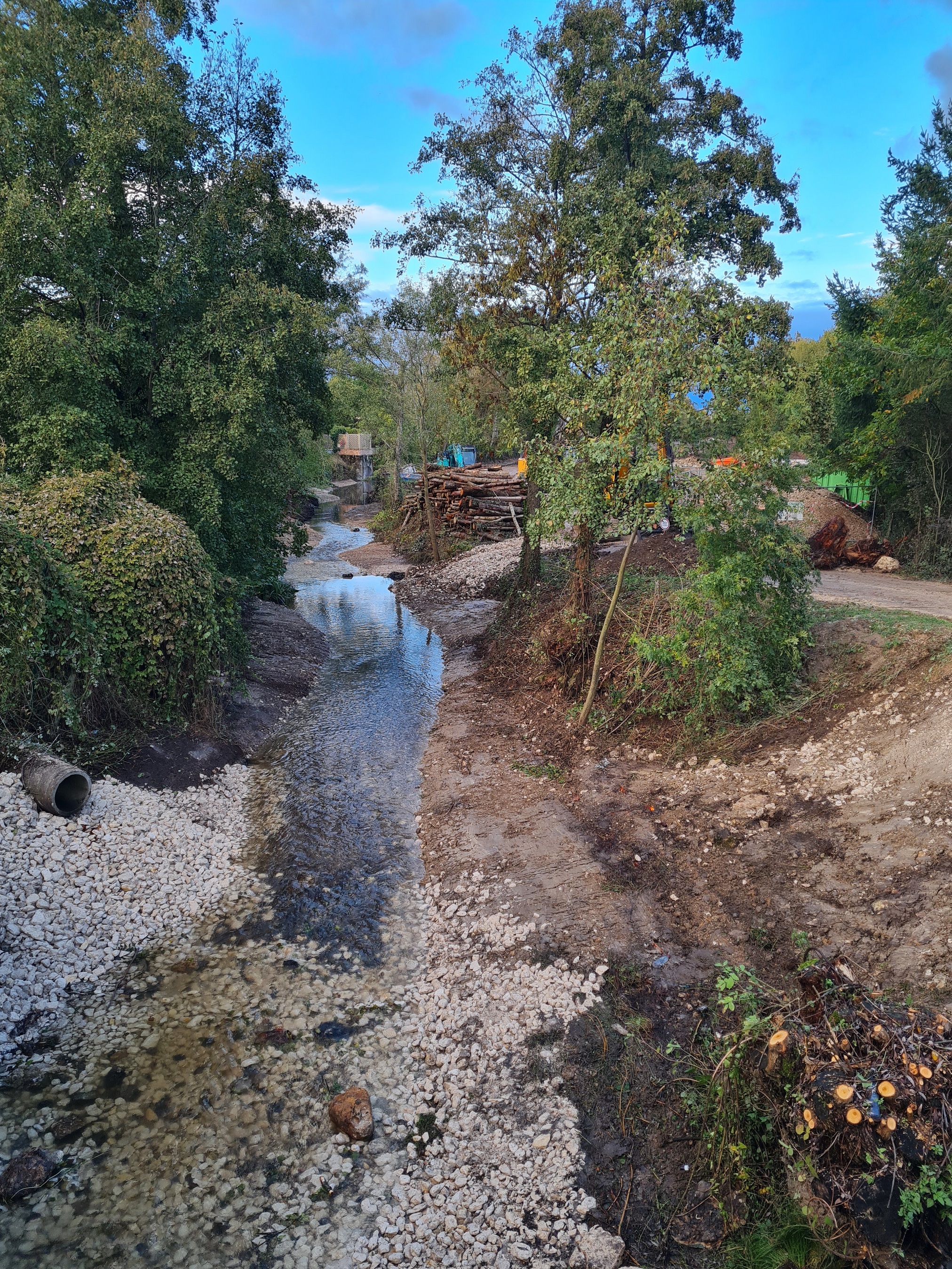 banquettes et retalutage de la berge rive droite et aménagement d'un rejet d'eau pluvial à Villemandeur – 25/10/2023